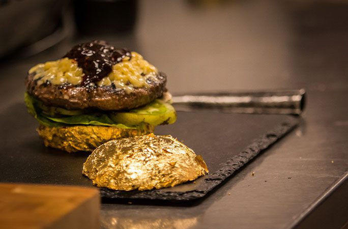 Den dyreste hamburgerbolle er pakket ind i guld 770222