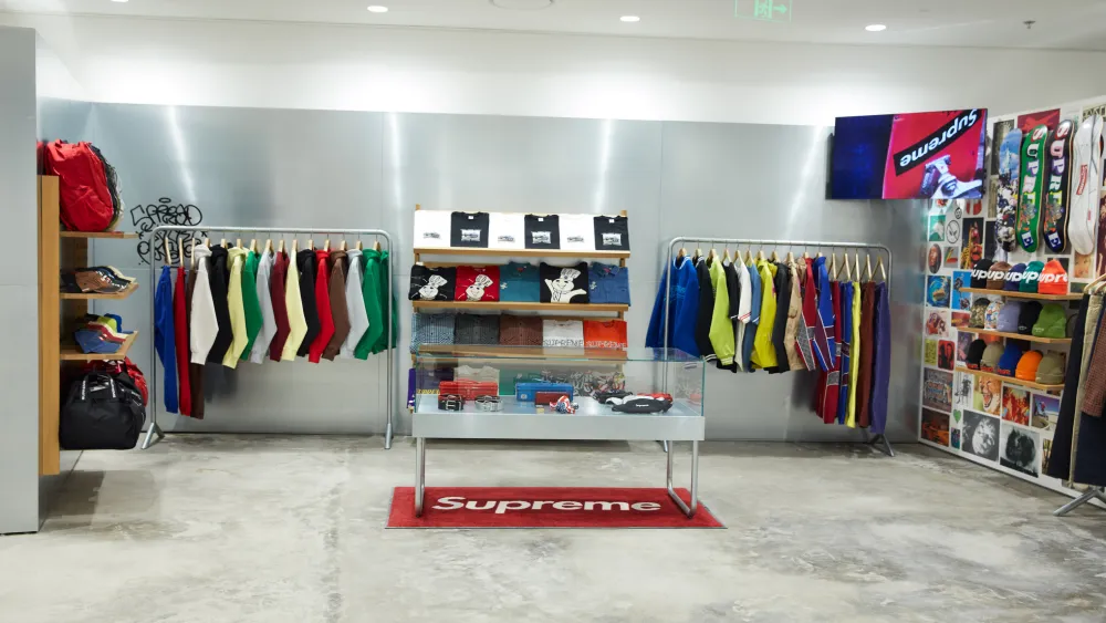 Supreme Er Et Ikonisk Amerikansk Streetwear-mærke Under Luppen
